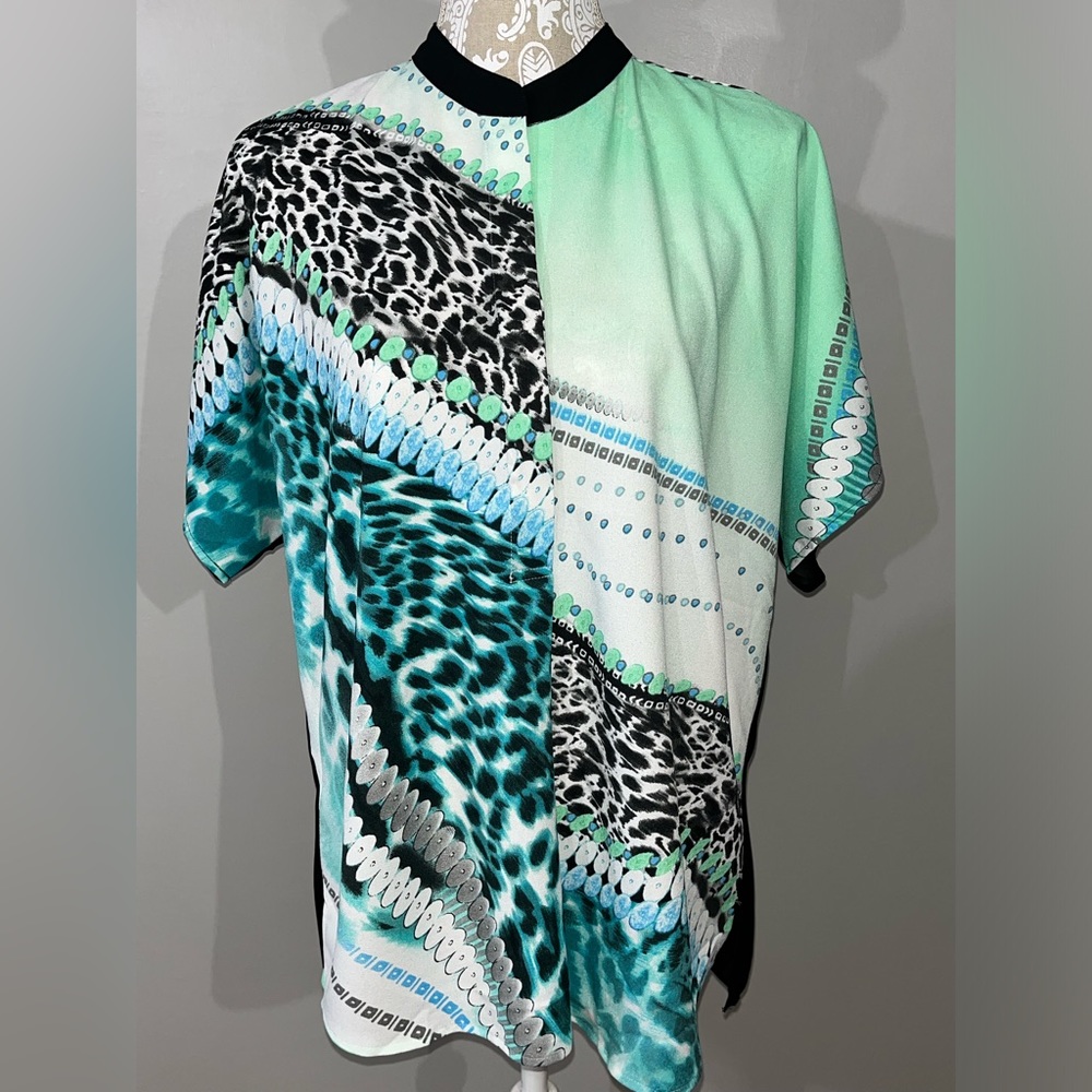 Alberto Malaki Geometric Animal Print Top NWOT / Medium / 2 Button Short Sleeves